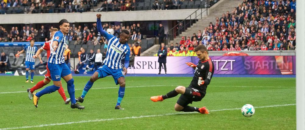 Salomon Kalou überwindet Bayern Torwart Sven Ulreich zum 2:2.
