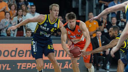 Luke Sikma (links) gelang ein starkes Debüt für Alba. Der US-Amerikaner verpasste ein Double-Double mit zehn Rebounds und neun Punkten nur knapp.