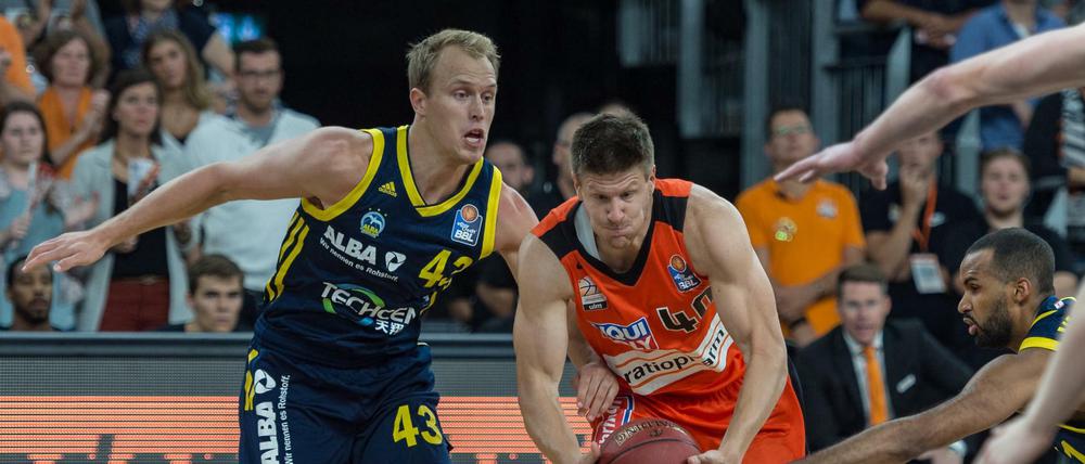 Luke Sikma (links) gelang ein starkes Debüt für Alba. Der US-Amerikaner verpasste ein Double-Double mit zehn Rebounds und neun Punkten nur knapp.