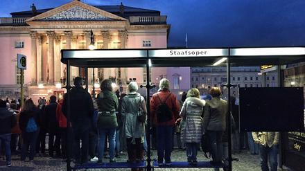 Warten auf den großen Moment: die Staatsoper am Wiedereröffnungs-Abend. 