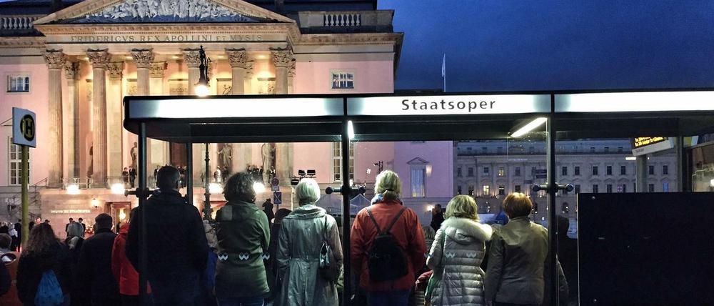 Warten auf den großen Moment: die Staatsoper am Wiedereröffnungs-Abend. 