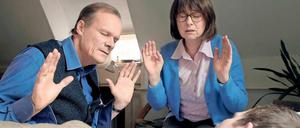 Der Pastor (Edgar Selge, li.) und seine Frau (Franziska Walser) haben den kranken Simon (Jannis Niewöhner) bei sich aufgenommen.