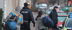 Ende Juli lebten 40 528 abgelehnte Asylbewerber in Berlin. Im Jahr 2016 wurden insgesamt 1820 Personen abgeschoben. Das hat knapp 1,1 Millionen Euro gekostet.
