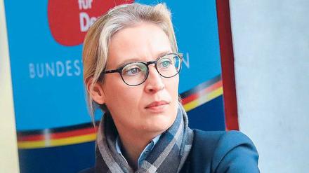 Das große Hadern. Alice Weidel, Fraktionsvorsitzende der AfD, bei ihrer ersten Sitzung im Bundestag. 