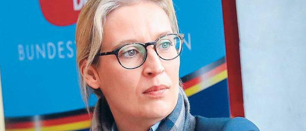 Das große Hadern. Alice Weidel, Fraktionsvorsitzende der AfD, bei ihrer ersten Sitzung im Bundestag.