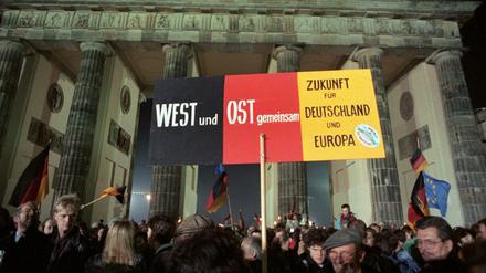 Rund eine Million Menschen feierten in der Nacht des 03.10.1990 in Berlin die wiedergewonnene deutsche Einheit. 