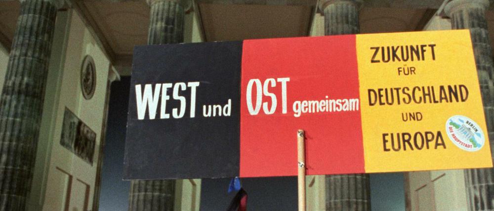 Rund eine Million Menschen feierten in der Nacht des 03.10.1990 in Berlin die wiedergewonnene deutsche Einheit. 