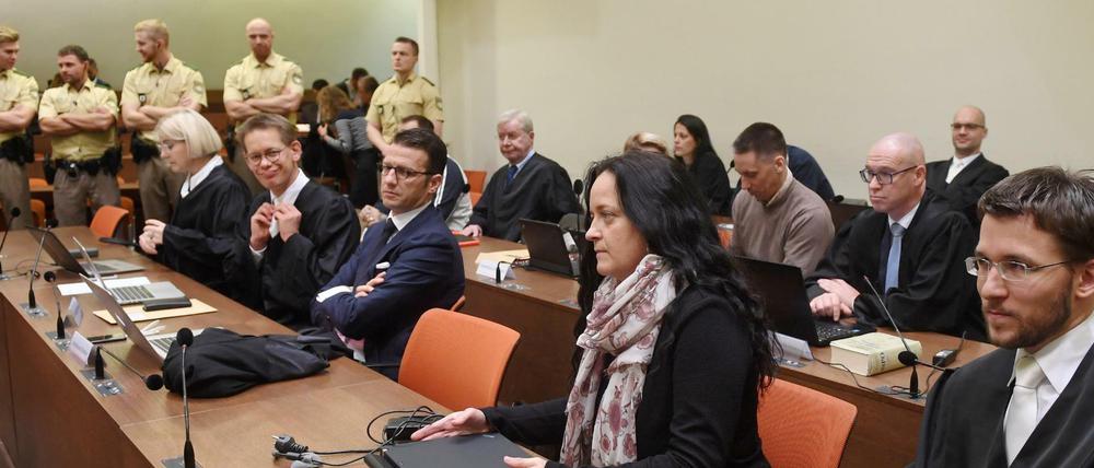 Der Anwalt Mathias Grasel (vorne, r-l), die Angeklagte Beate Zschäpe, die Anwälte Wolfgang Stahl, Wolfgang Heer, Anja Sturm und der Angeklagte Ralf Wohlleben (2. Reihe, 2.v.r).