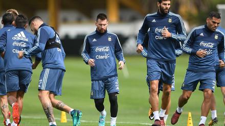 Bisher konnte Argentinien mit Superstar Lionel Messi (Mitte) nicht überzeugen und liegt in der Südamerika-Gruppe nur auf Platz fünf.
