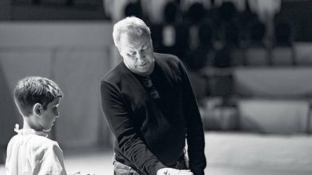 Wer mit den Göttern tanzt. Regisseur Robert Wilson auf der Probe mit George Sendjuk, der in dem Luther-Stück als „A Boy“ auftritt. 