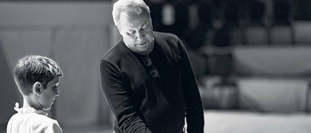 Wer mit den Göttern tanzt. Regisseur Robert Wilson auf der Probe mit George Sendjuk, der in dem Luther-Stück als „A Boy“ auftritt.