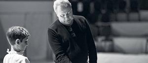 Wer mit den Göttern tanzt. Regisseur Robert Wilson auf der Probe mit George Sendjuk, der in dem Luther-Stück als „A Boy“ auftritt.