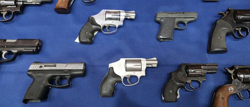 Handfeuerwaffen in den USA. Geht es nach Thorsten Schulte, dem Autor von „Kontrollverlust“, sollte man ihren Besitz auch in Deutschland legalisieren.