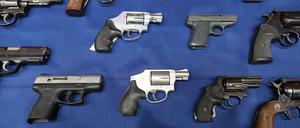 Handfeuerwaffen in den USA. Geht es nach Thorsten Schulte, dem Autor von „Kontrollverlust“, sollte man ihren Besitz auch in Deutschland legalisieren.