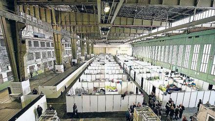 Langes Warten. In den Hangars des Flughafens Tempelhof wohnen immer noch 247 Flüchtlinge. 