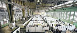 Langes Warten. In den Hangars des Flughafens Tempelhof wohnen immer noch 247 Flüchtlinge. 