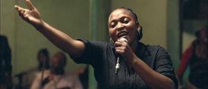 Gravitationszentrum. Felicité (Véro Tshanda Beya) tritt jeden Abend in einer Bar in Kinshasa auf.