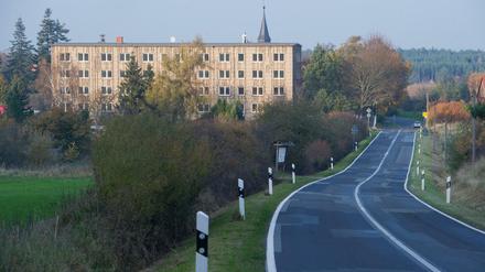Die Ruine eines DDR-Plattenbaus in dem Dorf Wittenborn im Landkreis Mecklenburgische Seenplatte.