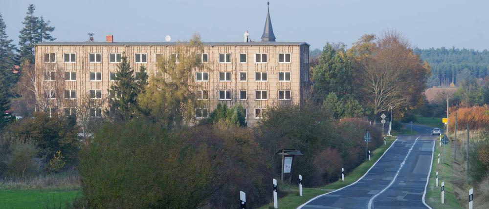 Die Ruine eines DDR-Plattenbaus in dem Dorf Wittenborn im Landkreis Mecklenburgische Seenplatte.