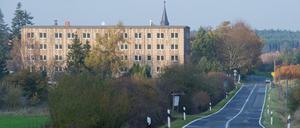 Die Ruine eines DDR-Plattenbaus in dem Dorf Wittenborn im Landkreis Mecklenburgische Seenplatte.