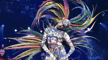 Lieber bunt. Eintönig ist im Friedrichstadt-Palast nicht erwünscht – die Revue „The One – Grand Show“ zeigt es. 