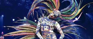 Lieber bunt. Eintönig ist im Friedrichstadt-Palast nicht erwünscht – die Revue „The One – Grand Show“ zeigt es.