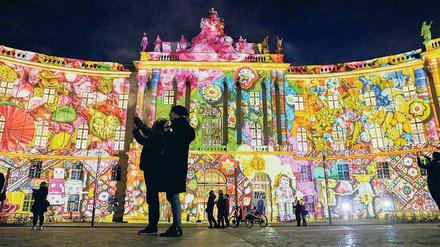 Bling! Dunkle Jahreszeit, da machen wir mal lieber Licht. Hier leuchtet die Juristische Fakultät der HU am Bebelplatz. 