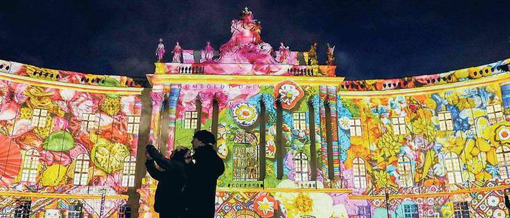 Bling! Dunkle Jahreszeit, da machen wir mal lieber Licht. Hier leuchtet die Juristische Fakultät der HU am Bebelplatz.