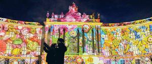 Bling! Dunkle Jahreszeit, da machen wir mal lieber Licht. Hier leuchtet die Juristische Fakultät der HU am Bebelplatz.