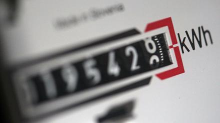 Strom für Privathaushalte und Gewerbetreibende wird seit Jahren in der Tendenz teurer. Grund sind Kosten für den ökologischen Umbau des Systems - die Energiewende.