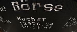 Die Anzeigetafel zeigt am 04.10.2017 auf dem Parkett der Wertpapierbörse in Frankfurt am Main (Hessen) den Höchststand von 12976,24 Punkten an. 