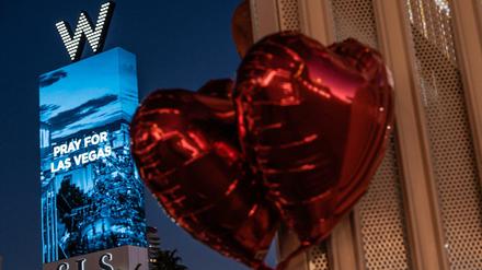 Ballons in Herzform hängen in Las Vegas (USA) an einer Gedenkstätte für die Opfer des Massakers vom 2. Oktober.