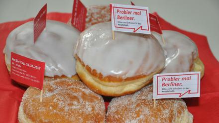 Lockmittel. Berlin lässt an westdeutschen Universitäten wieder Pfannkuchen verteilen. 
