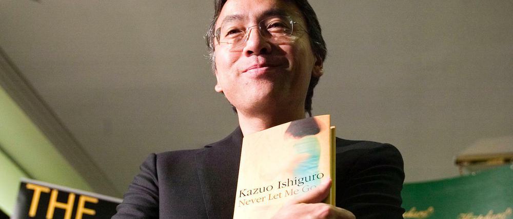 Kazuo Ishiguro mit seinem Roman "Never Let Me Go".