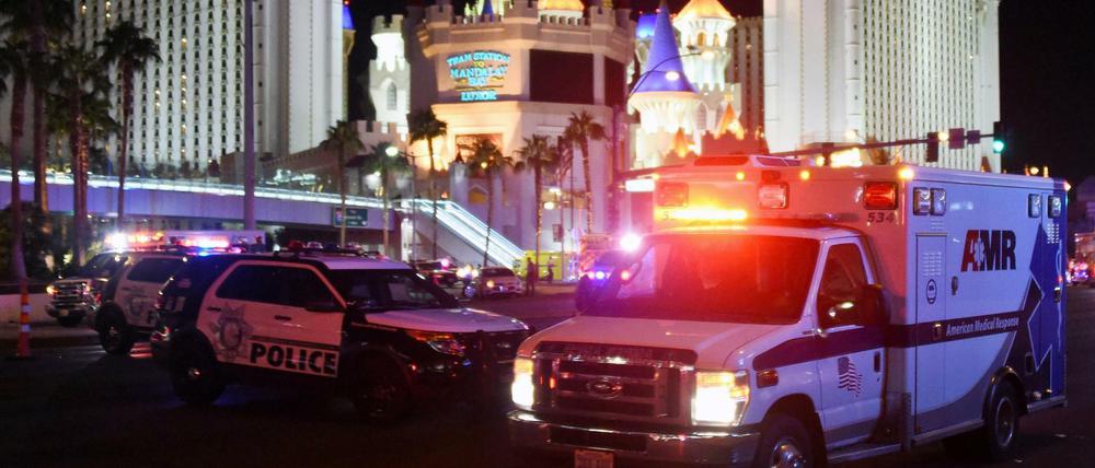 Ein Krankenwagen verlässt den Ort des Attentats in Las Vegas.