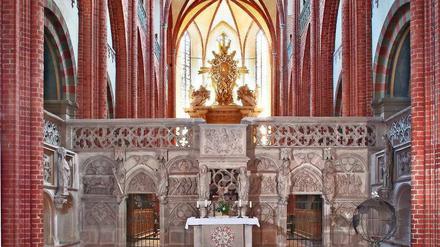 Langhaus und Chor im Dom zu Havelberg werden noch immer von einem mittelalterlichen Lettner und einer monumentalen hölzernen Triumpfkreuzgruppe voneinander getrennt. 
