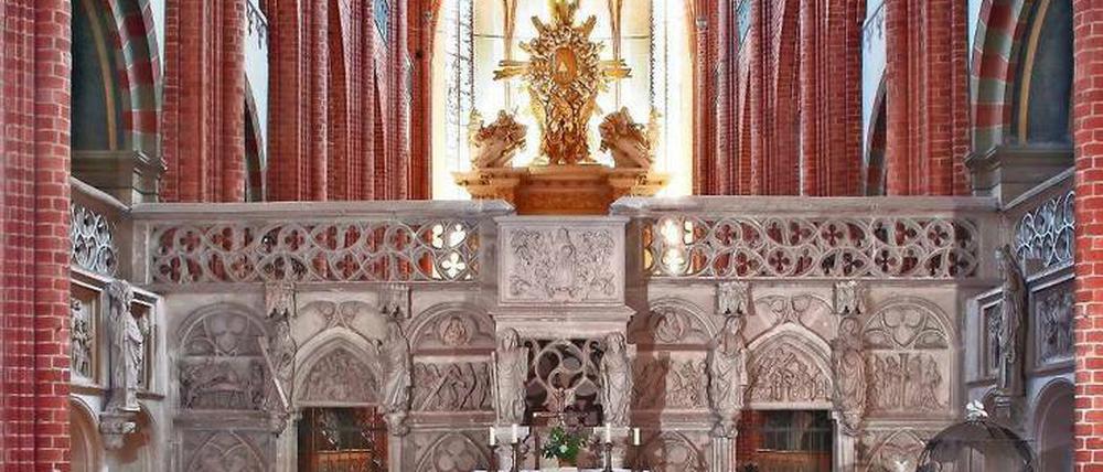 Langhaus und Chor im Dom zu Havelberg werden noch immer von einem mittelalterlichen Lettner und einer monumentalen hölzernen Triumpfkreuzgruppe voneinander getrennt.