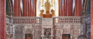 Langhaus und Chor im Dom zu Havelberg werden noch immer von einem mittelalterlichen Lettner und einer monumentalen hölzernen Triumpfkreuzgruppe voneinander getrennt. 
