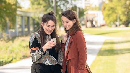 Unsere Autorin Ann-Kathrin Canjé (links im Bild) und ihre Freundin Lena Pflüger die App „Cassis“.