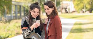 Unsere Autorin Ann-Kathrin Canjé (links im Bild) und ihre Freundin Lena Pflüger die App „Cassis“.