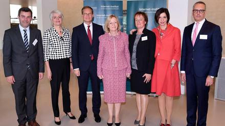 V.l.n.r.: Axel Metzger, Cornelia Quennet-Thielen, Michael Müller, Johanna Wanka, Ina Schieferdecker, Jutta Allmendinger, Martin Emmer.