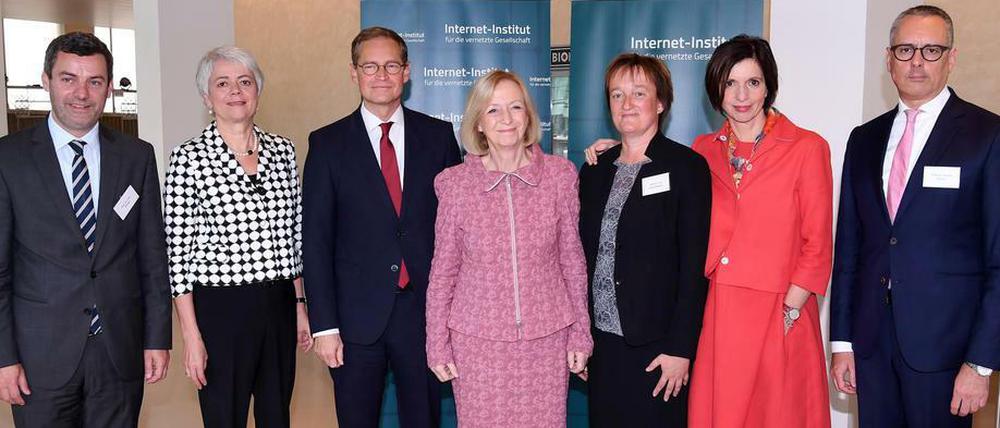 V.l.n.r.: Axel Metzger, Cornelia Quennet-Thielen, Michael Müller, Johanna Wanka, Ina Schieferdecker, Jutta Allmendinger, Martin Emmer.