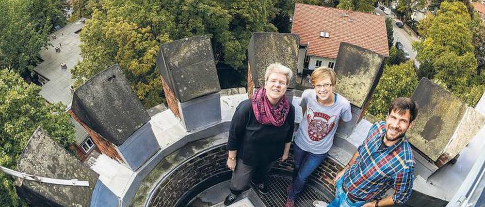 Freie Sicht: Petra Gebauer, Julia Sieland und Gregor Pittke beobachten an der Wetterstation Berlin-Dahlem der FU die Wetterentwicklung. 