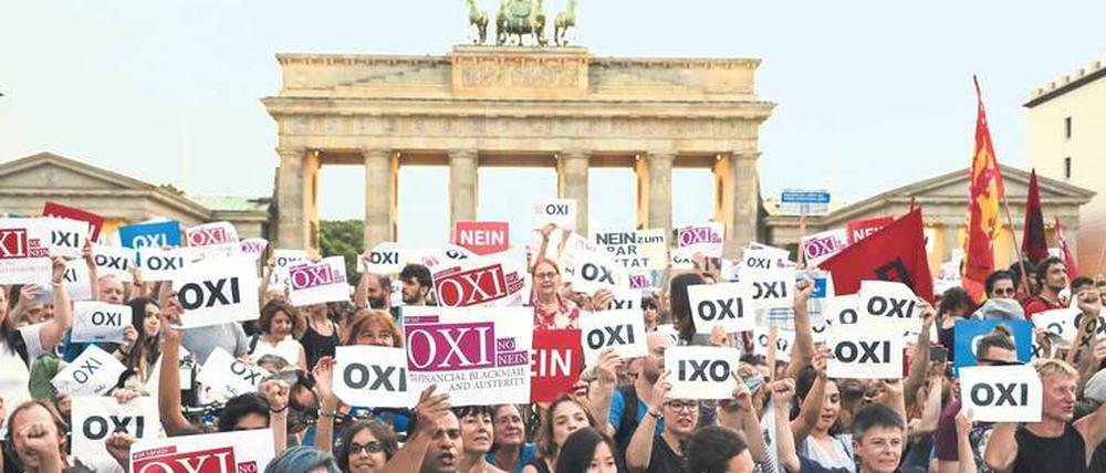 Über 2000 Menschen sind in Berlin auf die Straße gegangen, um gegen die Austeritätspolitik in Griechenland zu demonstrieren. 