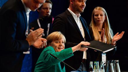 Bundeskanzlerin Angela Merkel (CDU) wird in Dresden beklatscht - muss aber auch Kritik einstecken. 