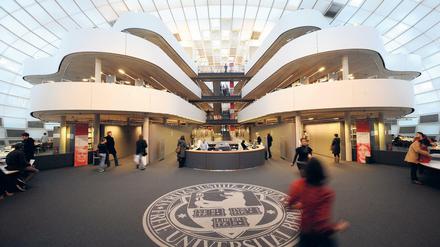Die Philologische Bibliothek von Sir Norman Foster entworfen und 2005 eröffnet, ist zum Wahrzeichen der FU geworden.