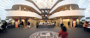 Die Philologische Bibliothek von Sir Norman Foster entworfen und 2005 eröffnet, ist zum Wahrzeichen der FU geworden.