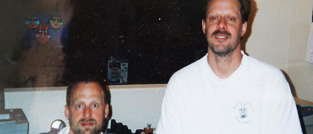 Bevor er zum Massenmörder wurde: Stephen Paddock, stehend neben seinem sieben Jahre jüngeren Bruder Erick. Aufnahme undatiert.