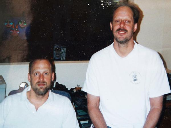 Bevor er zum Massenmörder wurde: Stephen Paddock, stehend neben seinem sieben Jahre jüngeren Bruder Erick. Aufnahme undatiert.