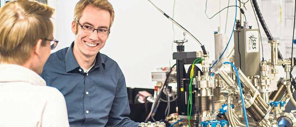 Claus Ropers und Doktorand Jan Gerrit Horstmann. In der Anlage finden die Experimente zur Beugung mit ultrakurzen Elektronenpulsen statt. 